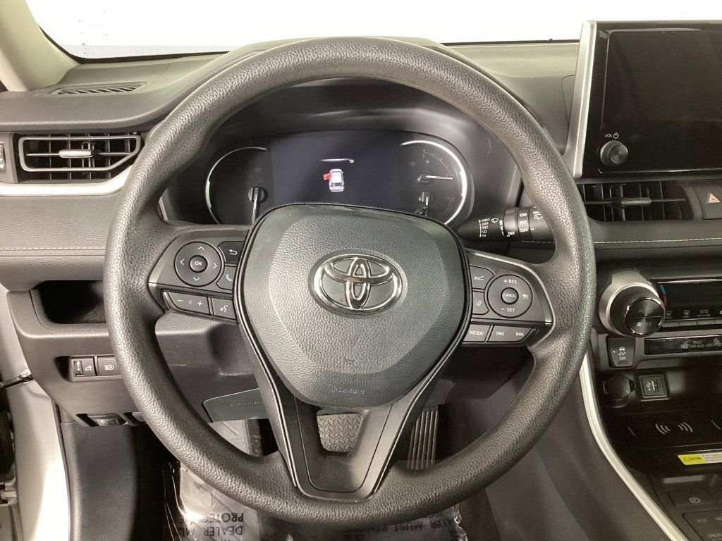 Used 2025 Toyota RAV4 XLE AWD/4WD image 16