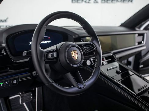 Used 2025 Porsche Panamera image 21