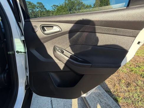 Used 2015 Ford Focus Titanium FWD image 32