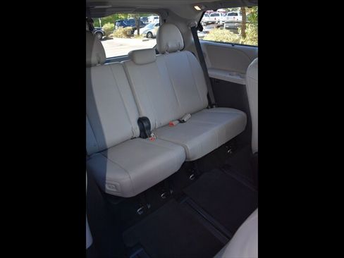 Used 2018 Toyota Sienna Limited Premium w/ Preferred Accessory Package FWD image 29