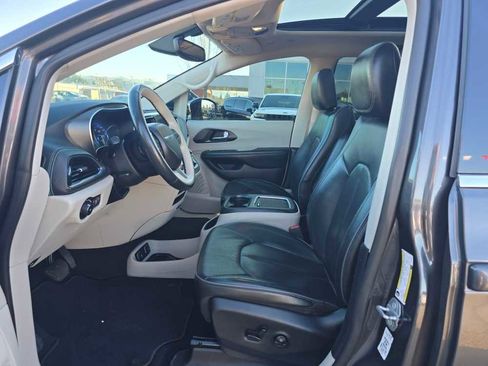 Used 2020 Chrysler Pacifica Limited image 9