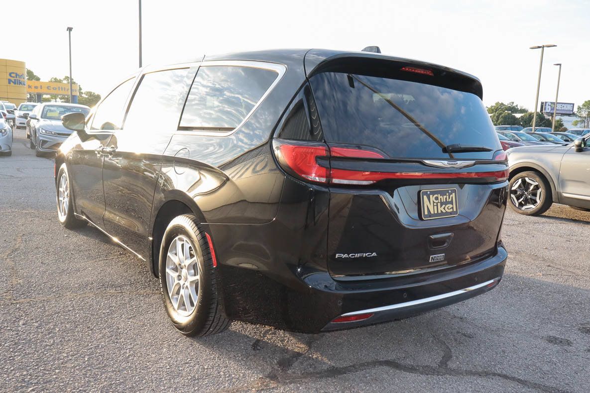 Used 2025 Chrysler Pacifica Select FWD image 4