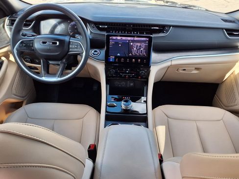 Certified 2025 Jeep Grand Cherokee Limited AWD/4WD image 10