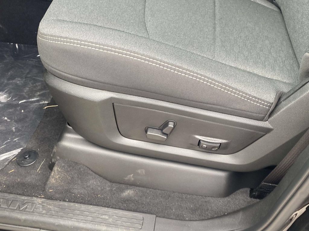 New 2026 RAM 3500 Big Horn AWD/4WD image 44