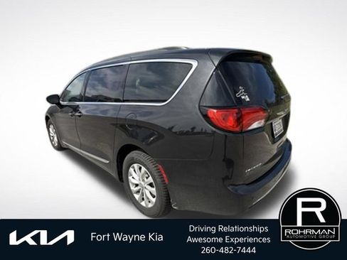 Used 2017 Chrysler Pacifica Touring-L FWD image 3