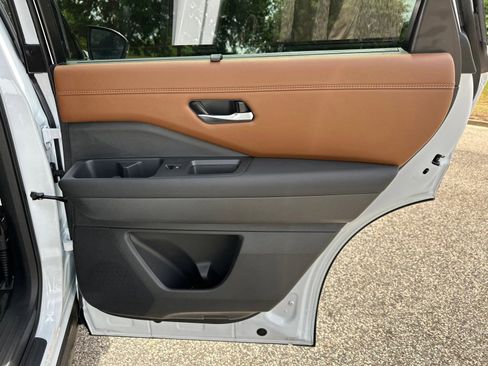 New 2026 Nissan Pathfinder Platinum FWD image 15