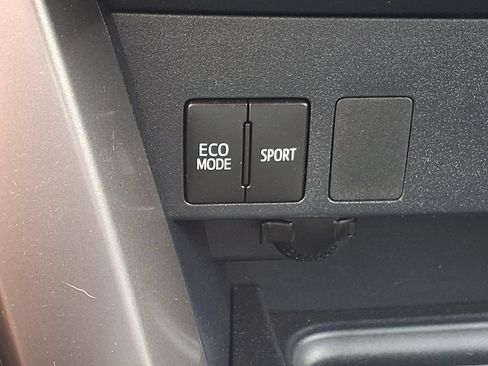 Used 2018 Toyota RAV4 LE FWD image 21