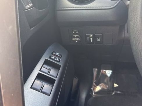 Used 2018 Toyota RAV4 LE FWD image 21