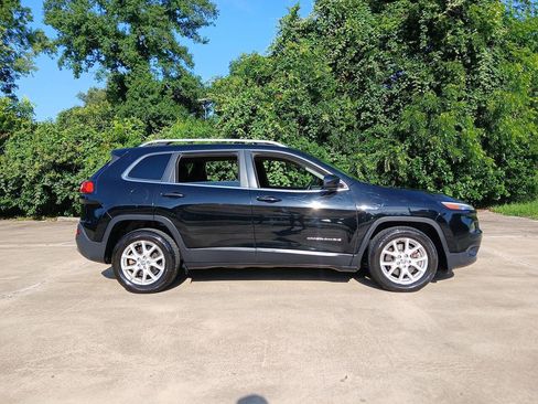 Used 2018 Jeep Cherokee Latitude Plus FWD image 3