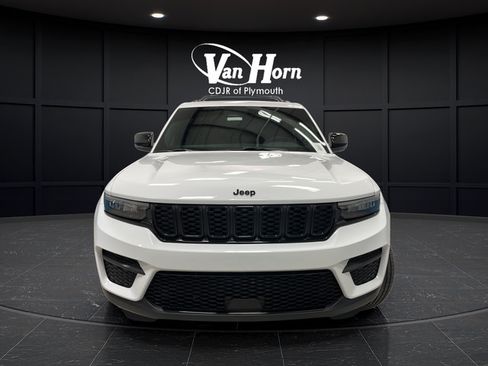 Used 2025 Jeep Grand Cherokee Altitude AWD/4WD image 8