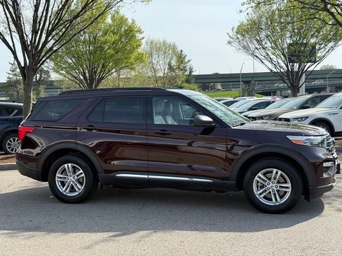 Used 2022 Ford Explorer XLT w/ Equipment Group 202A image 5
