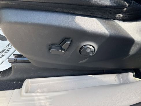 Used 2022 Chrysler Pacifica Touring-L FWD image 19