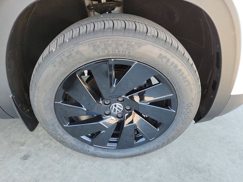 New 2026 Volkswagen Atlas Cross Sport SE image 9