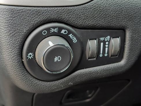 Used 2018 Jeep Cherokee Latitude Plus w/ Cold Weather Group AWD/4WD image 14