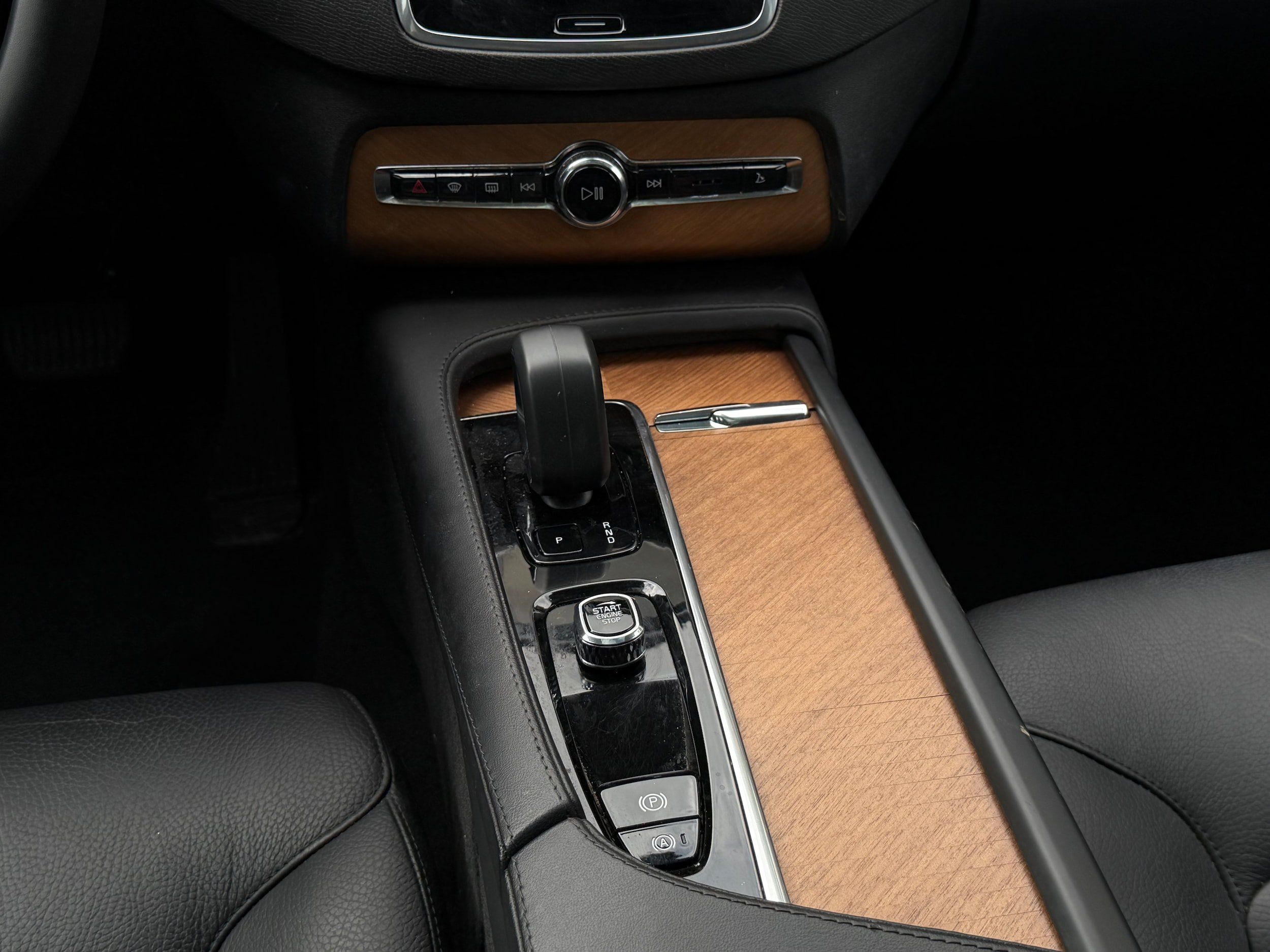Certified 2024 Volvo XC90 T8 Plus w/ Protection Package Premier AWD/4WD image 16