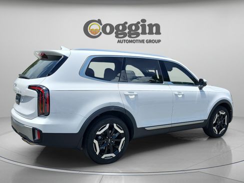 Used 2024 Kia Telluride EX w/ EX Captain's Chair Package FWD image 5