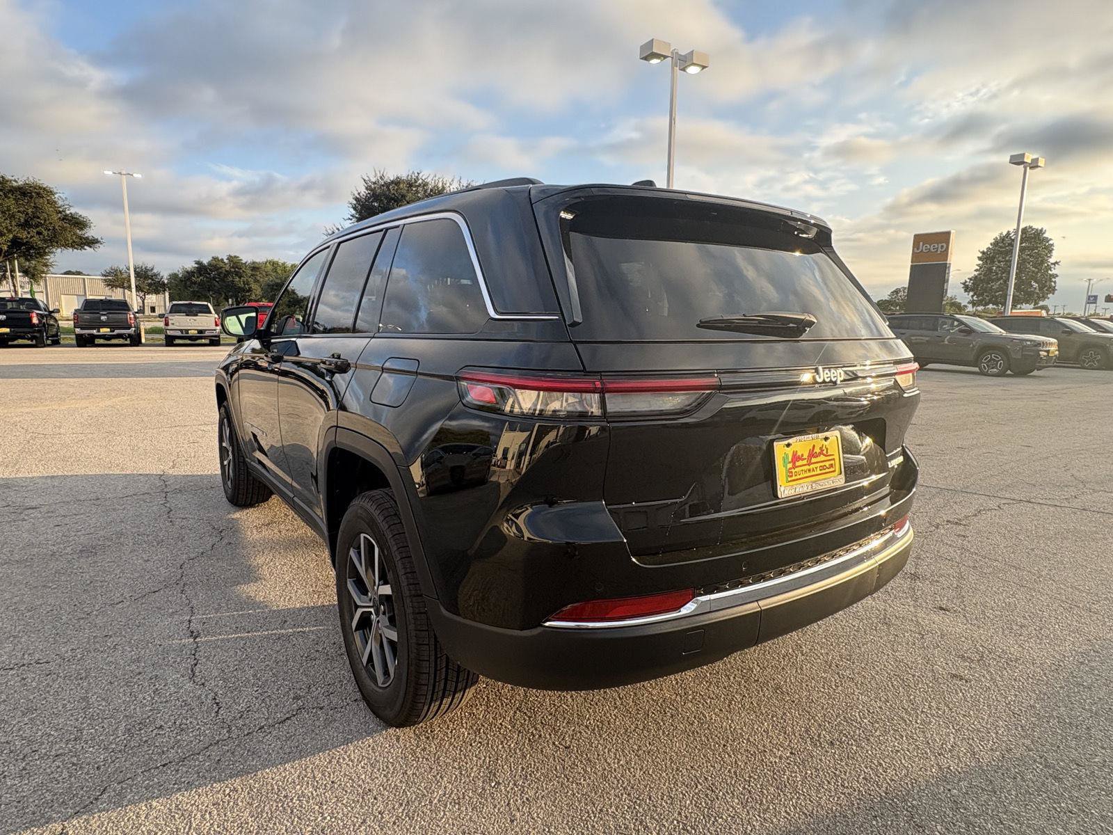 New 2027 Jeep Grand Cherokee Laredo X RWD image 4
