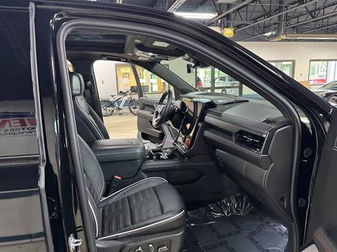 Certified 2025 GMC Yukon XL AT4 Ultimate AWD/4WD image 10