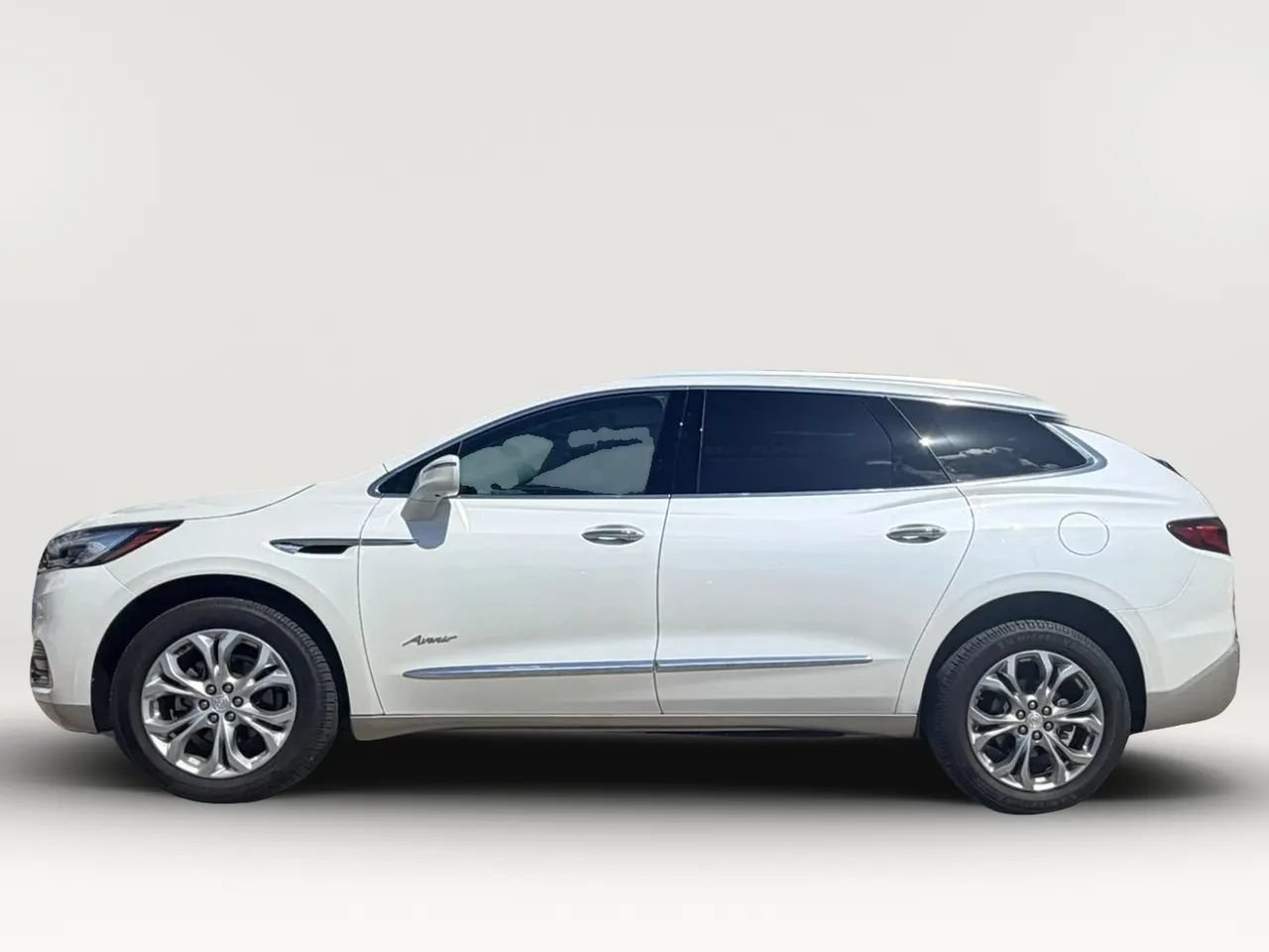 Used 2018 Buick Enclave Avenir w/ Avenir Technology Package FWD image 2
