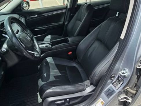 Used 2018 Honda Civic Touring image 3
