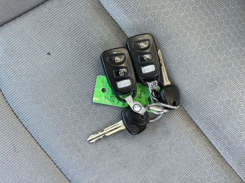 Used 2017 Hyundai Elantra SE w/ Cargo Package image 25