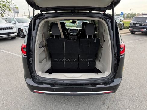 Used 2023 Chrysler Pacifica Touring-L FWD image 33