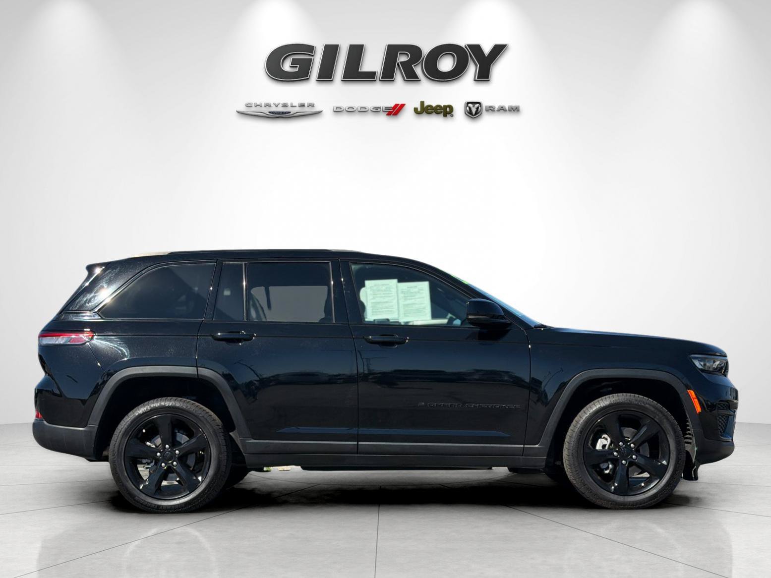 Used 2023 Jeep Grand Cherokee Altitude RWD image 3
