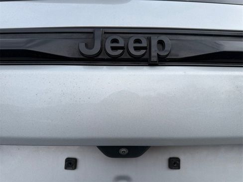 Used 2023 Jeep Grand Cherokee Altitude image 17