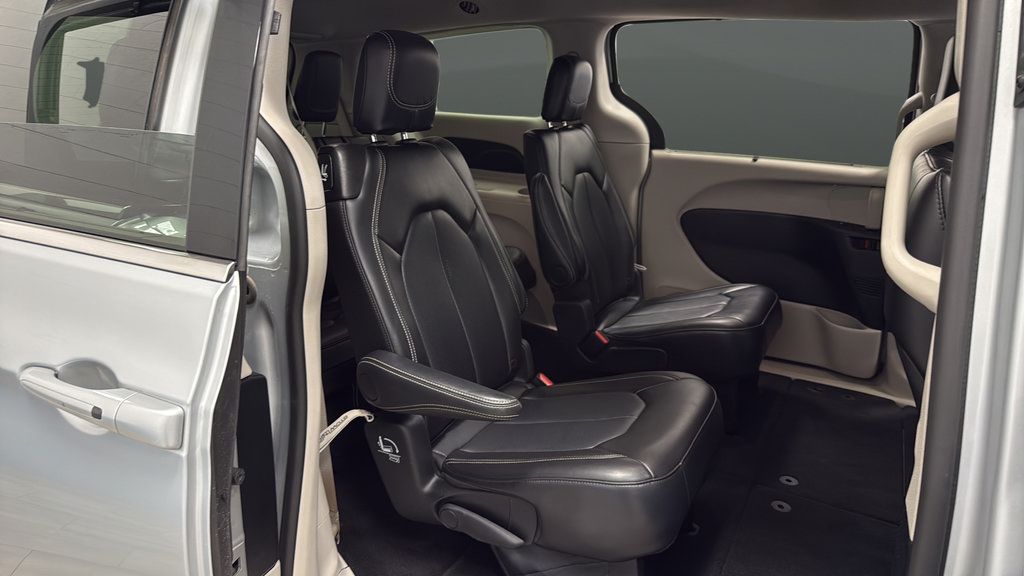 Used 2024 Chrysler Pacifica Touring-L FWD image 25