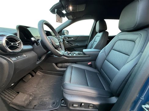 Used 2026 Chevrolet Equinox LT w/ Convenience Package II image 9