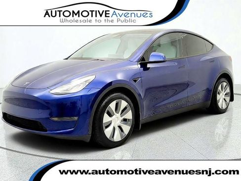 Used 2023 Tesla Model Y Long Range AWD/4WD image 1
