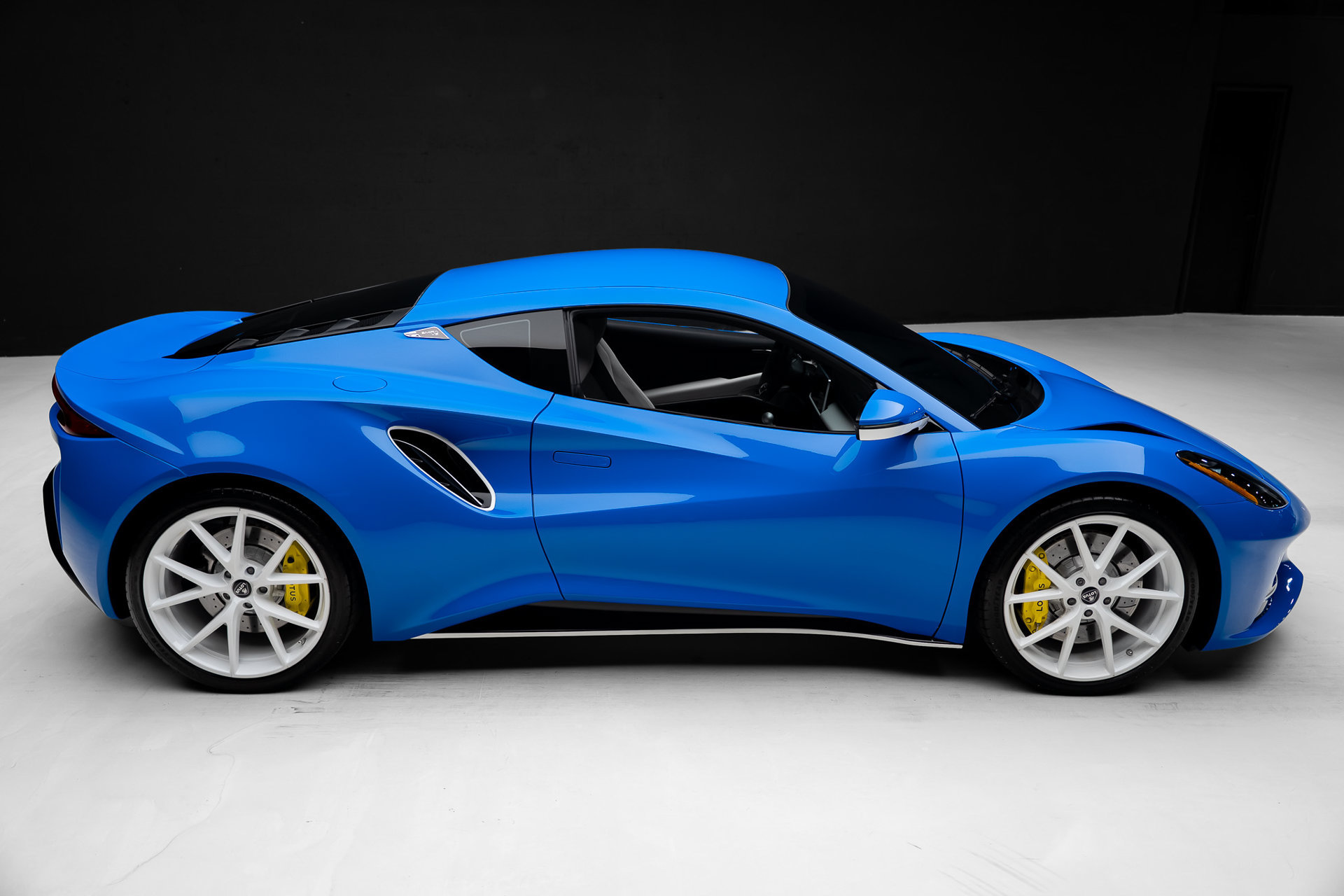 Used 2025 Lotus Emira RWD image 33