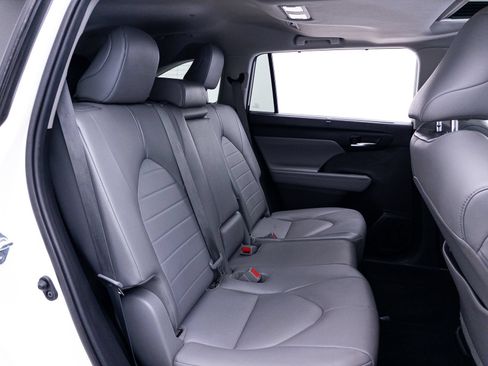 Used 2021 Toyota Highlander XLE AWD/4WD image 41