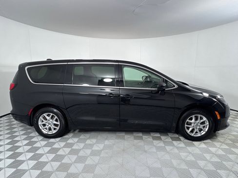 Used 2022 Chrysler Voyager LX image 4