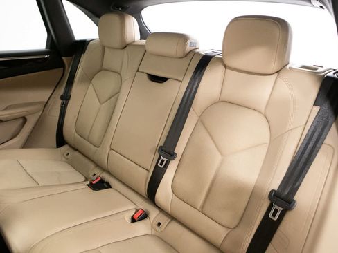 Certified 2024 Porsche Macan AWD/4WD image 36