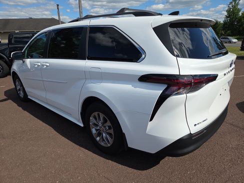 Certified 2025 Toyota Sienna LE w/ LE Plus Package AWD/4WD image 5