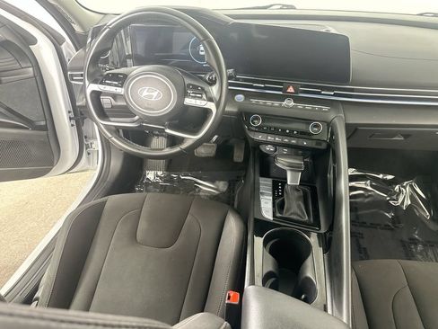 Used 2025 Hyundai Elantra SEL FWD image 17