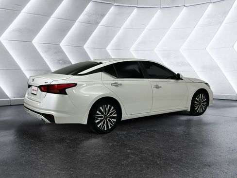 Used 2024 Nissan Altima 2.5 SV w/ SV Premium Package FWD image 4