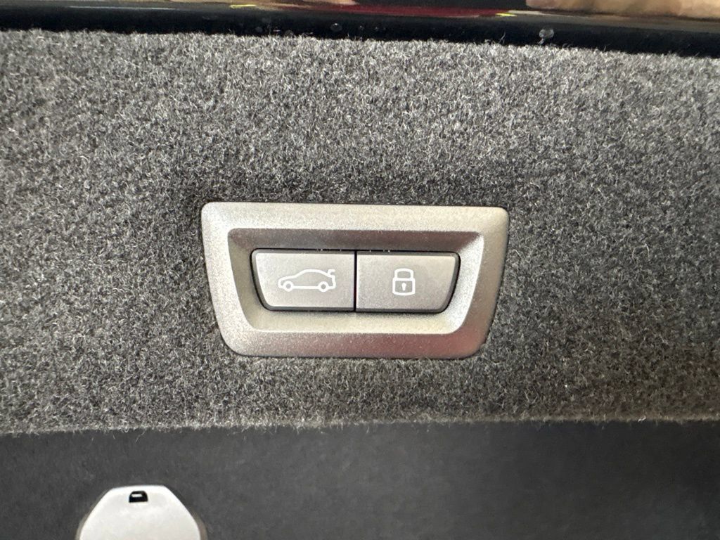 Certified 2025 BMW 750e xDrive AWD/4WD image 34