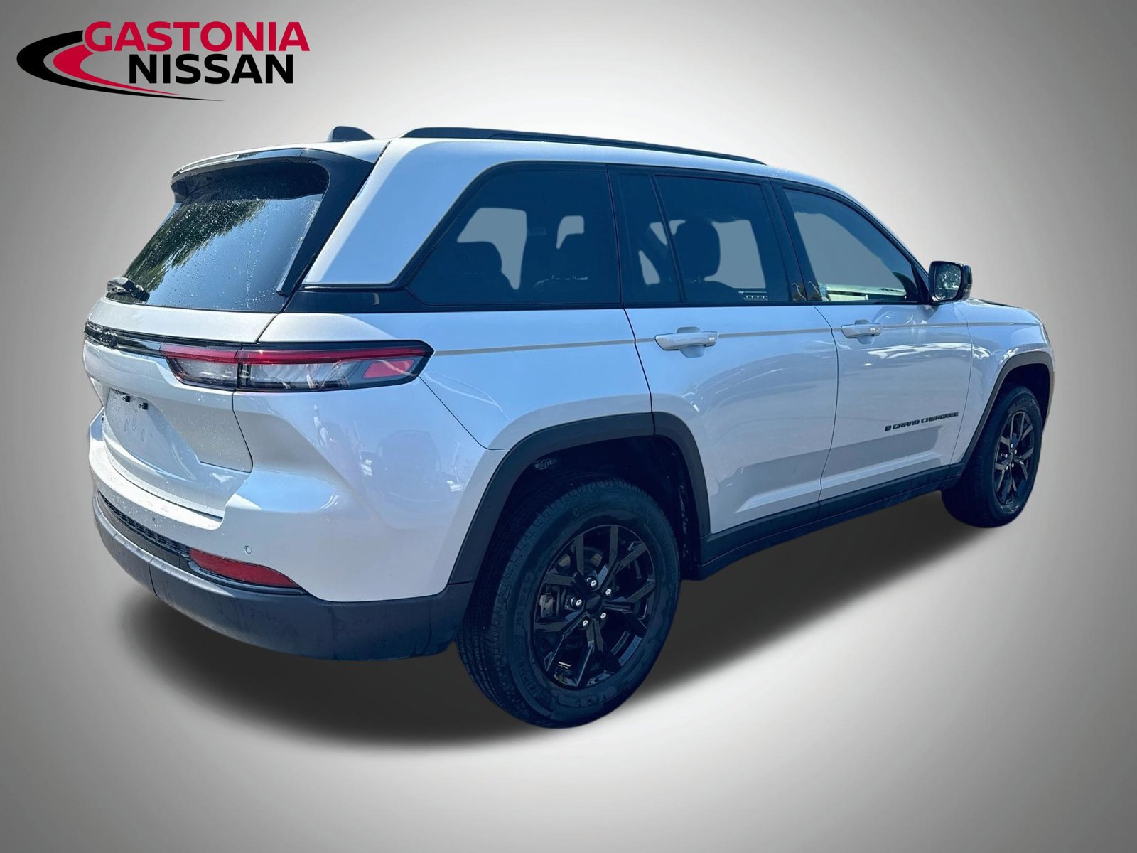 Used 2025 Jeep Grand Cherokee Altitude AWD/4WD image 9