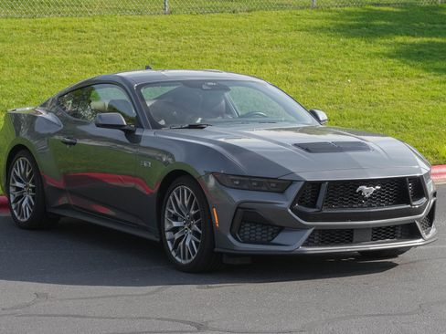 Used 2025 Ford Mustang GT Premium RWD image 2
