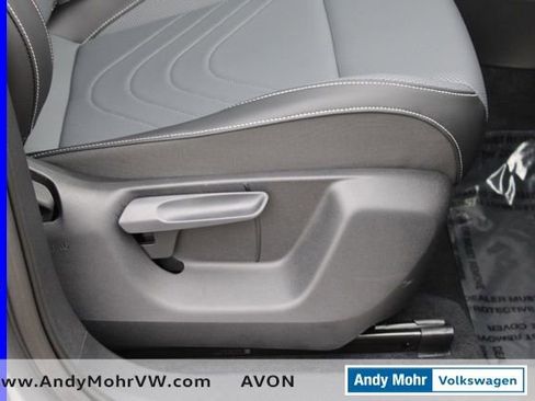 Used 2025 Volkswagen Tiguan SE AWD/4WD image 21