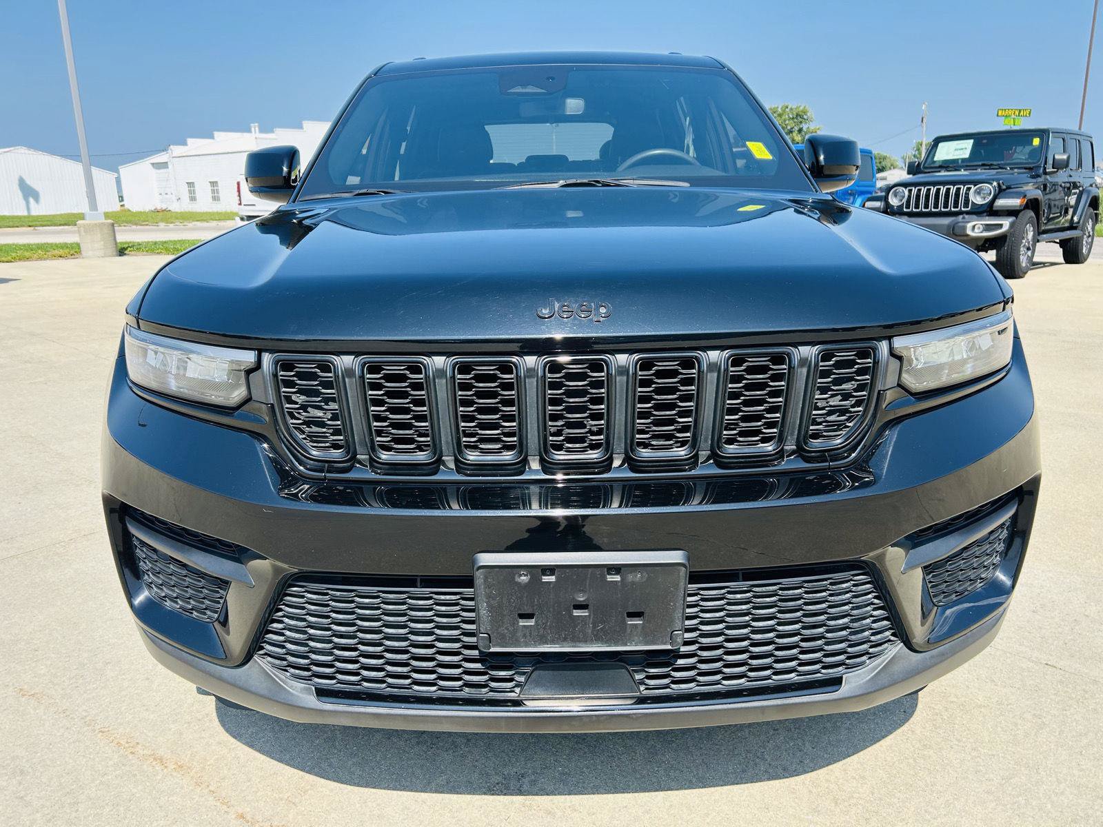Used 2023 Jeep Grand Cherokee Altitude AWD/4WD image 33