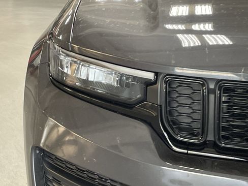 Used 2022 Jeep Grand Cherokee Altitude RWD image 5