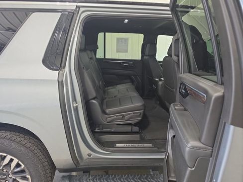 Used 2025 Chevrolet Suburban Z71 AWD/4WD image 30