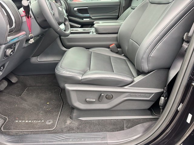Used 2027 Ford Expedition Platinum w/ Stealth Performance Package AWD/4WD image 17