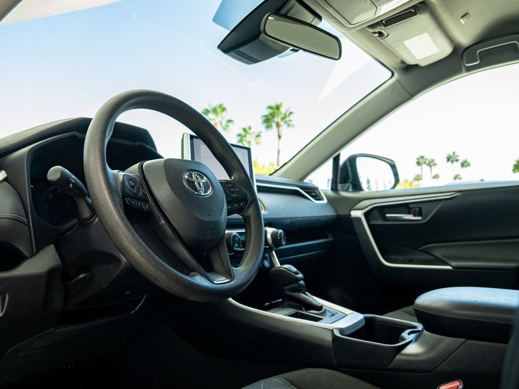 Used 2025 Toyota RAV4 XLE FWD image 4