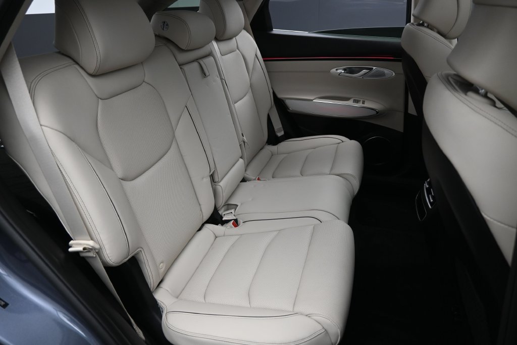 Used 2026 Genesis GV70 2.5T Advanced AWD/4WD image 32