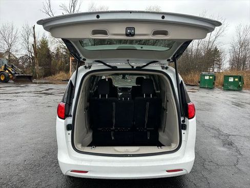 Certified 2022 Chrysler Voyager LX image 17