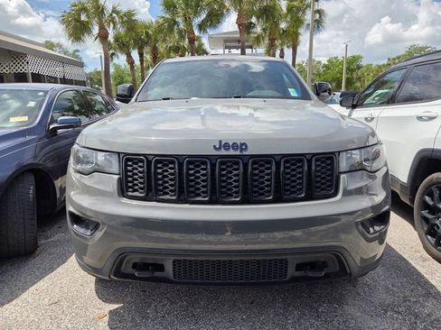 Used 2019 Jeep Grand Cherokee Laredo image 2